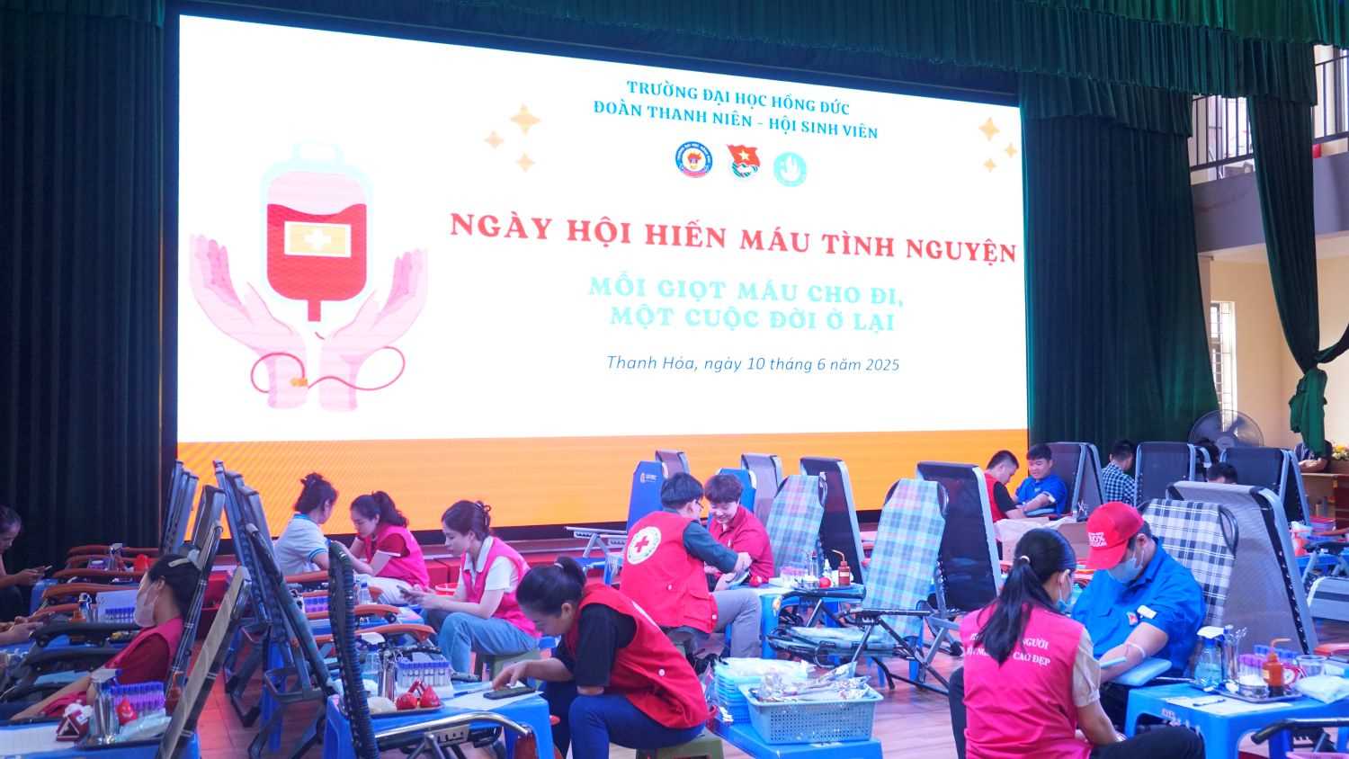 Ngày hội hiến máu tình nguyện tại Trường Đại học Hồng Đức: "Một giọt máu cho đi – Một cuộc đời ở lại"
